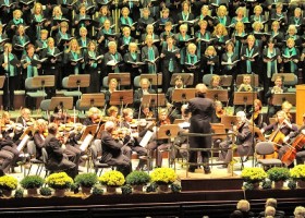 Orchester und Chor in Aktion